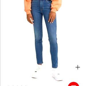 Medium wash Levi’s skinny jeans. Size 26